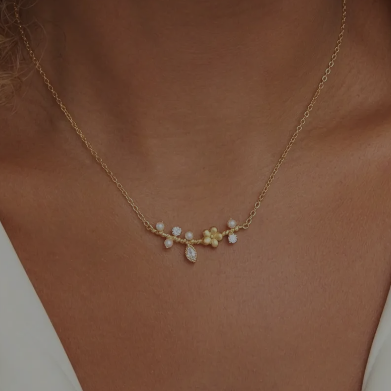 collezione-collane-foto-ragazza-con-collane-dorate-acciaio-resistenti-acqua