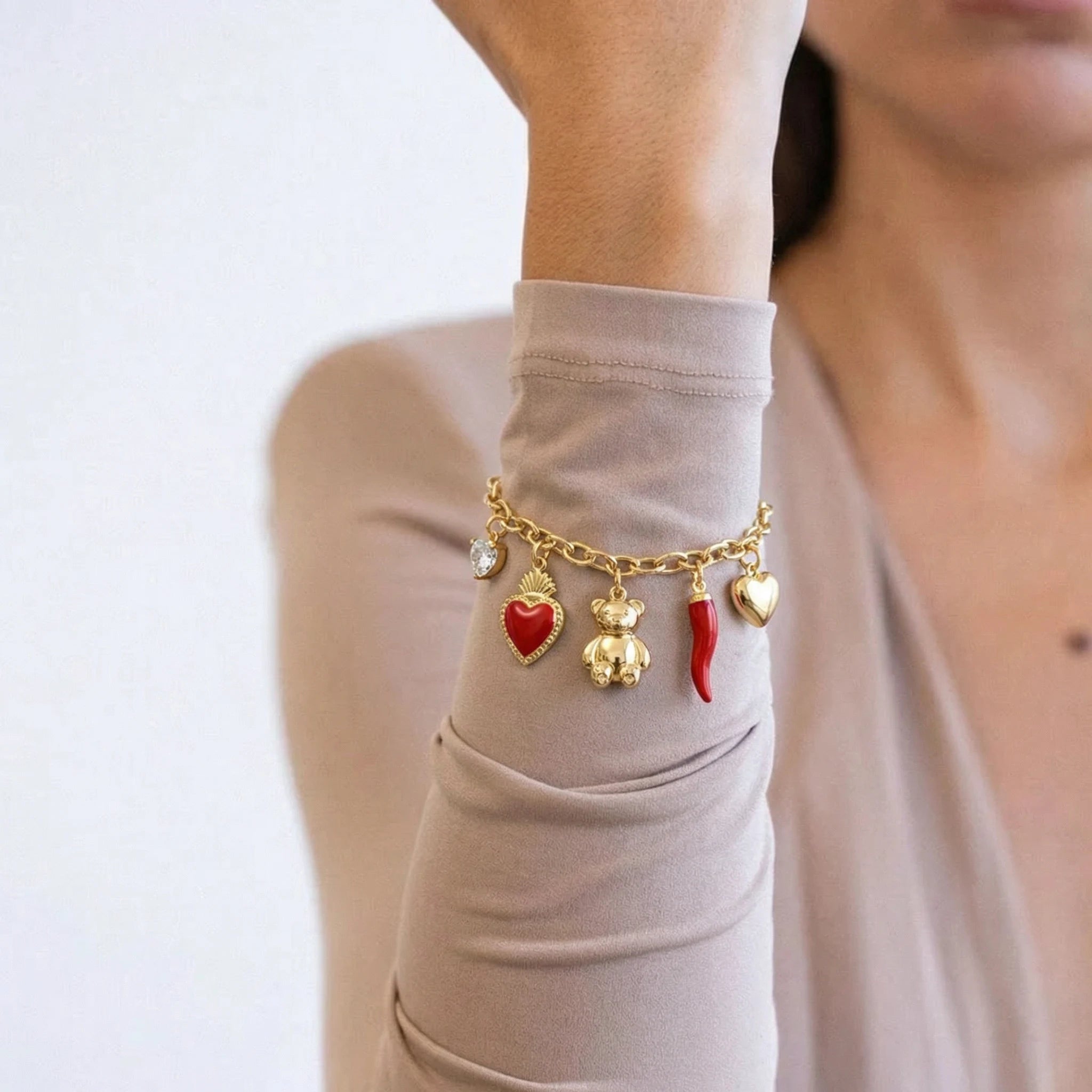 Bracciale dorato con charm Amore