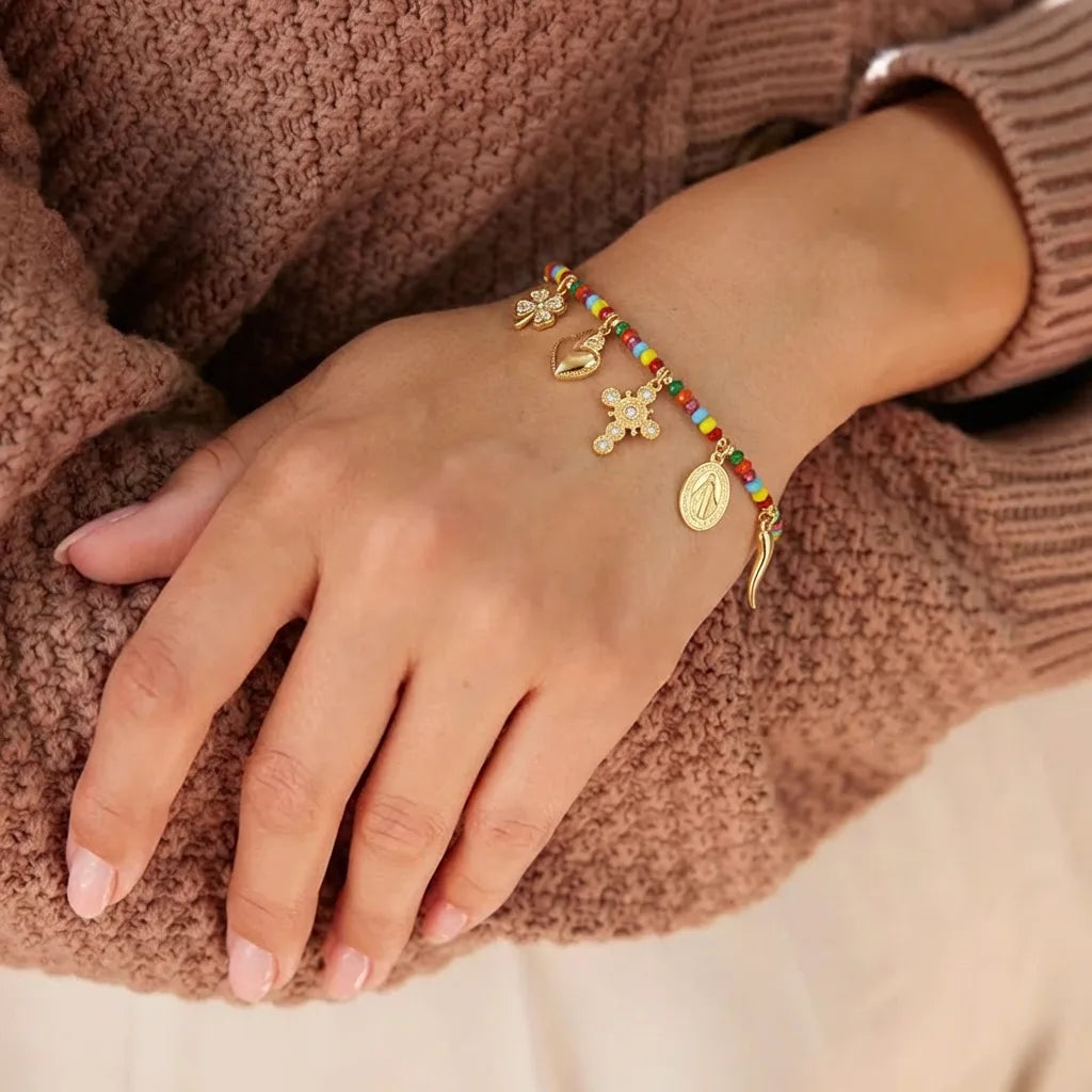 Bracciale dorato con perline e charm Sacri