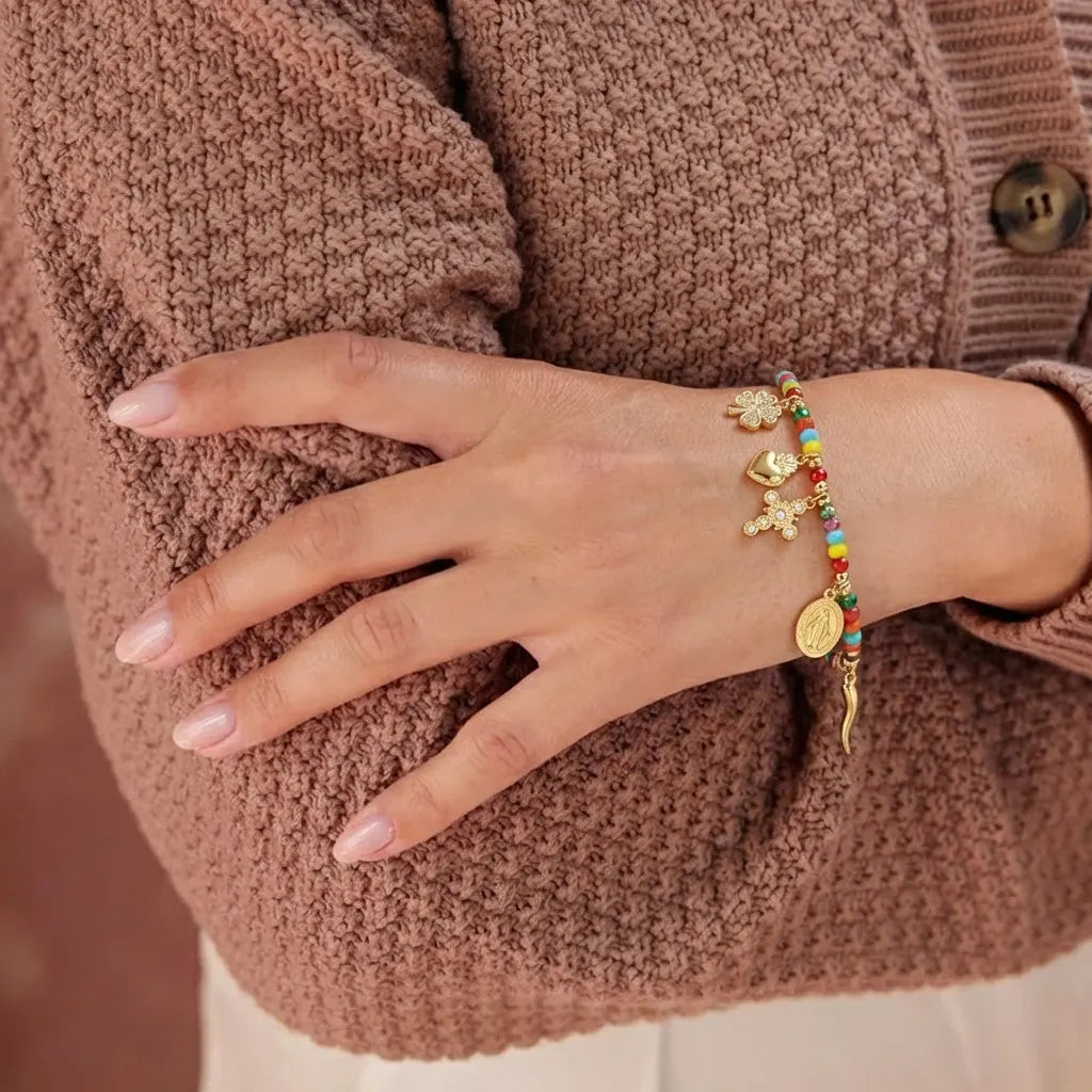 Bracciale dorato con perline e charm Sacri