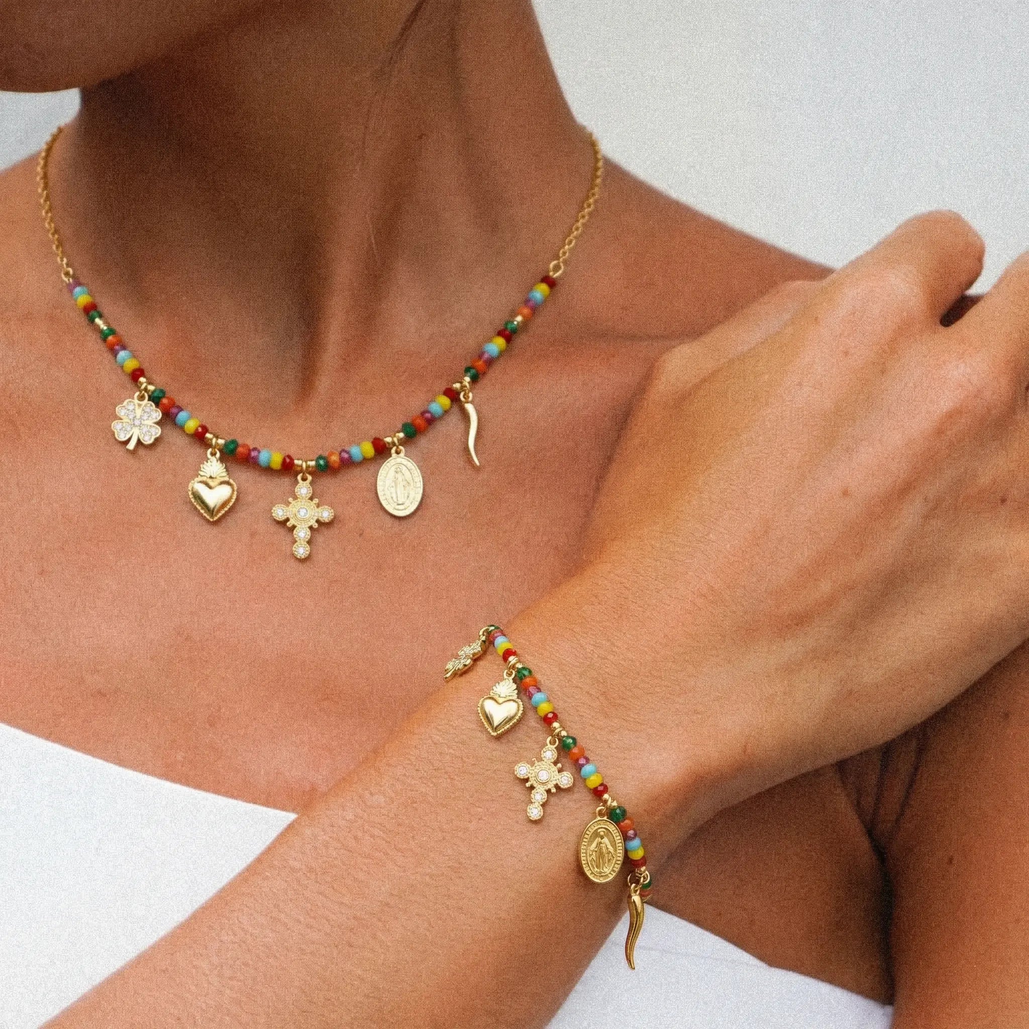 Bracciale dorato con perline e charm Sacri