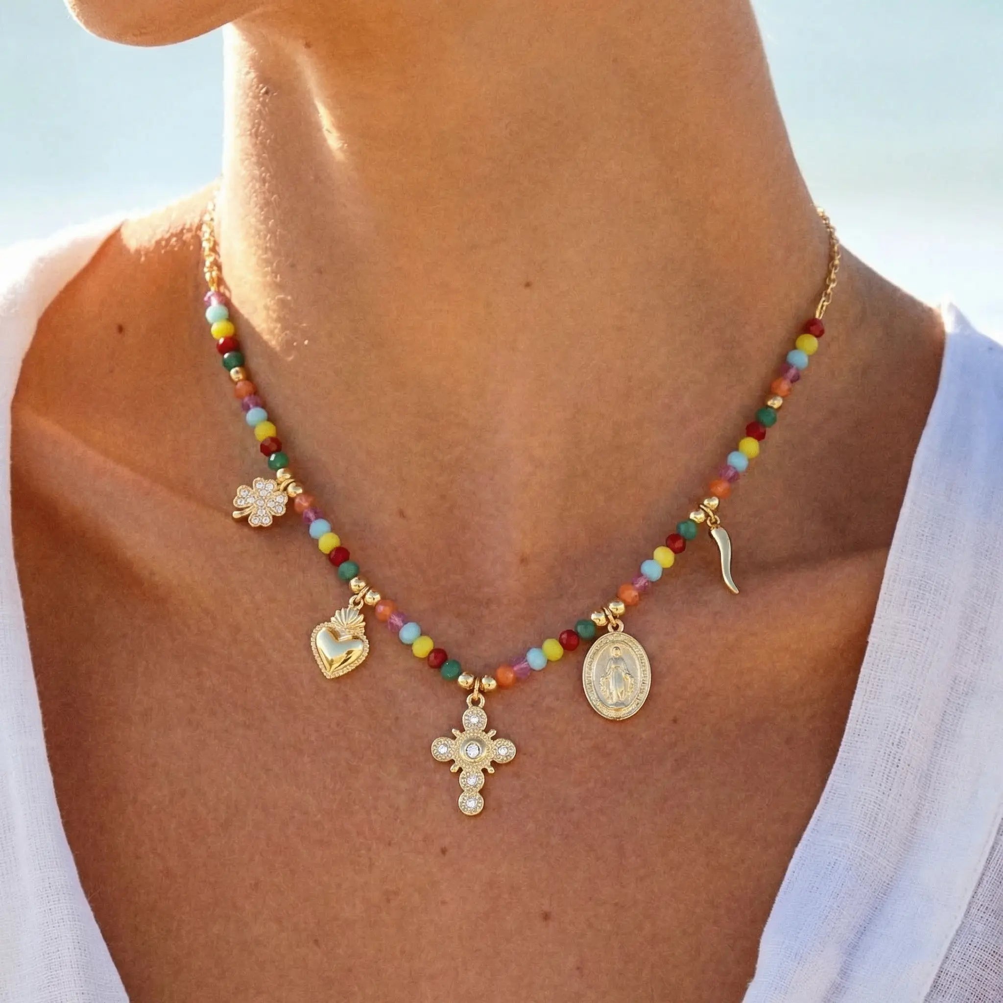 Collana dorato con perline e charm Sacri